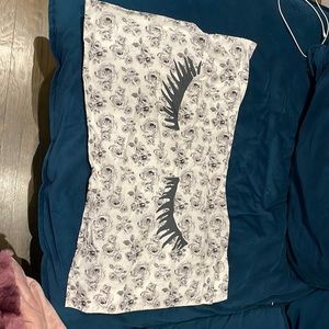 Pottery Barn Teen Black & White Rose/Eyelash Pillow Case